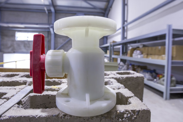 塑料阀门的视图。阀门是一种通过打开、关闭或部分阻塞来调节、指导或控制流体(气体、液体、流态化固体或泥浆)流动的装置。图片下载