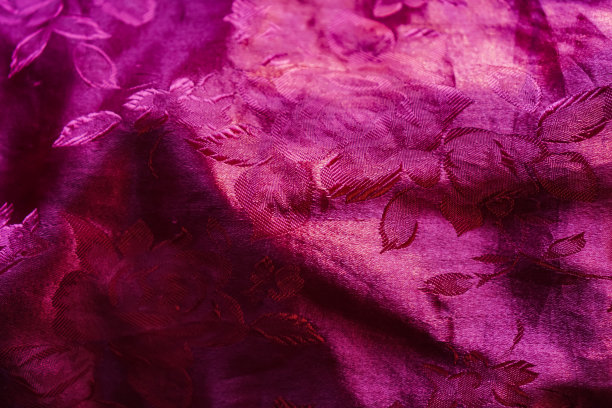 这幅画展示了丝绸窗帘叠在一起的图案，在鲜红色的衬托下反射出美丽的光芒。图片下载