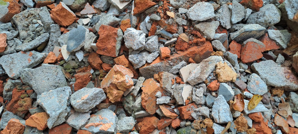 一堆破碎的红砖和被毁建筑的混凝土碎片。图片下载