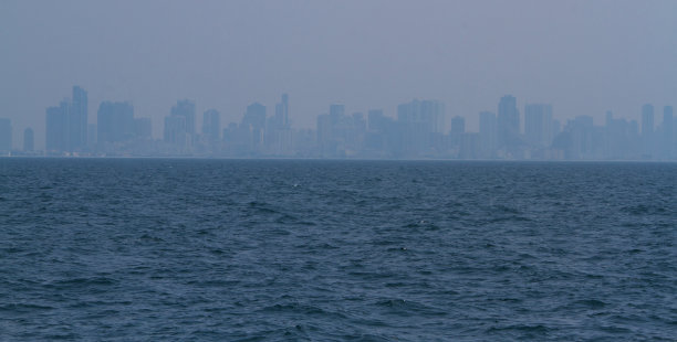 从海上船舶眺望迪拜海岸线图片下载