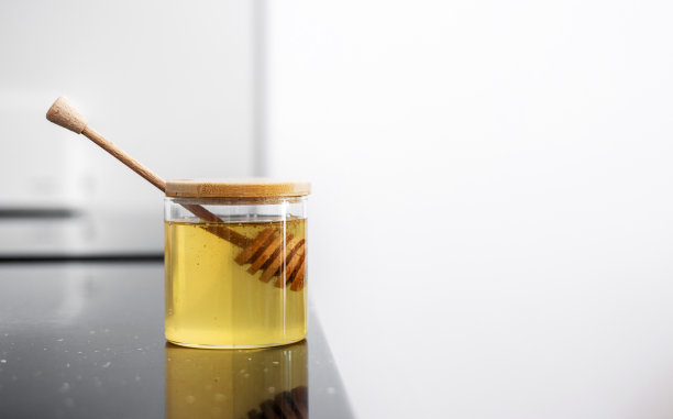 厨房桌上放着装满糖、蜂蜜和盐的罐子图片下载