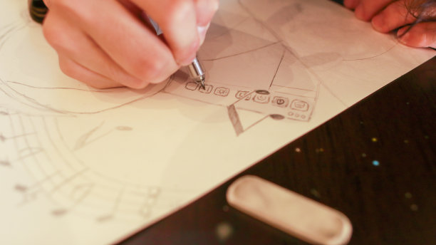 艺术学校的一名亚裔男生正在做设计作业图片下载