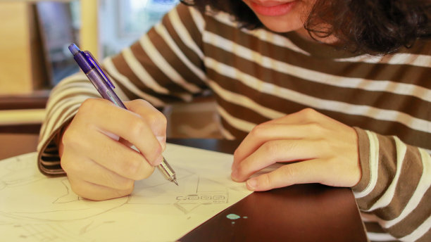 艺术学校的一名亚裔男生正在做设计作业图片下载