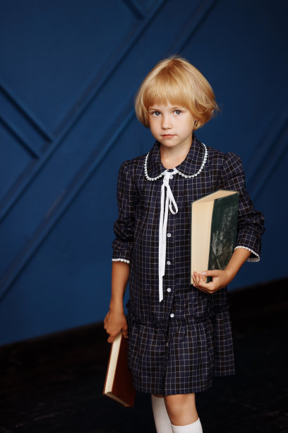 拿着书的女学生图片下载