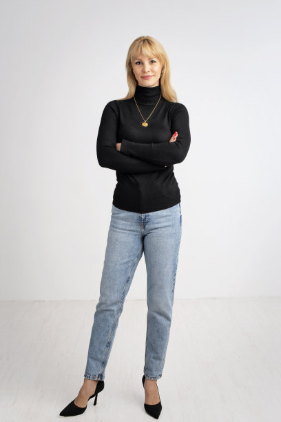 一个迷人的中年妇女全身的白色背景图片下载