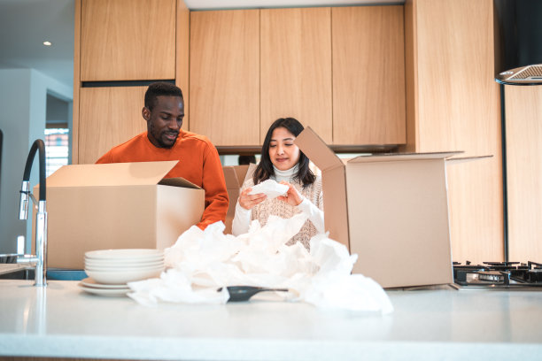 不同的夫妇在新家打开行李图片下载