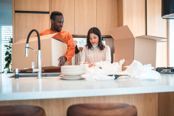 不同的夫妇在新家打开行李图片下载