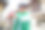 穿着大学夹克的年轻亚洲人在市中心观光。图片下载
