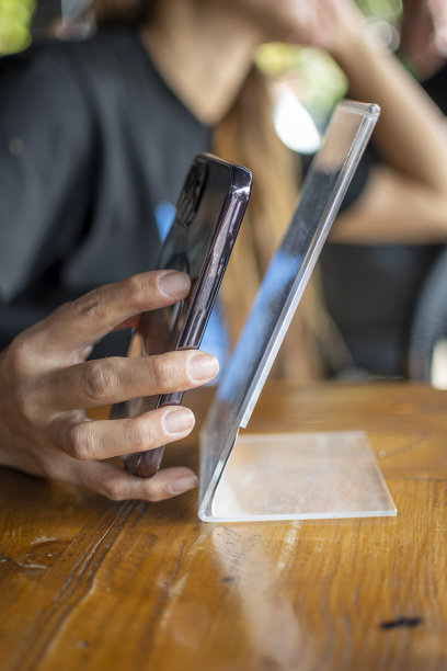 客人在餐厅用手机扫码点餐的特写图片下载