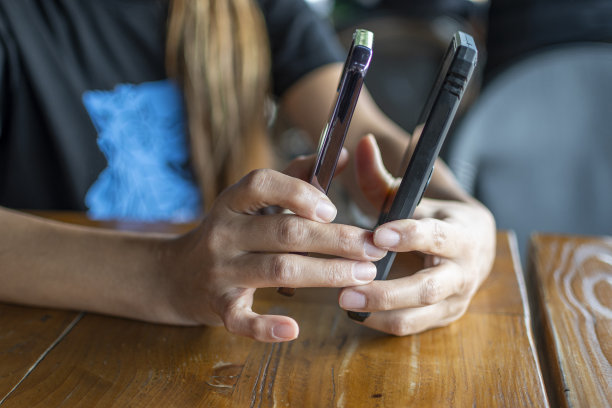 客人在餐厅用手机扫码点餐的特写图片下载