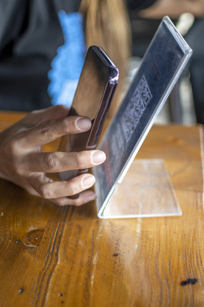 客人在餐厅用手机扫码点餐的特写图片下载