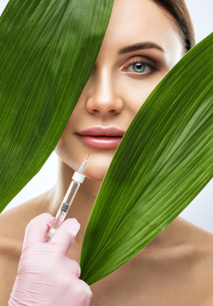 美容师给美女注射丰唇和鼻唇褶皱抗皱。美容院的女性美容。图片下载