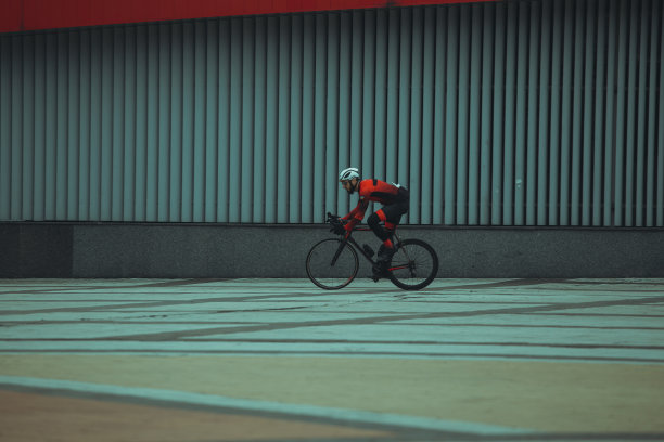 在城市道路上骑自行车图片下载