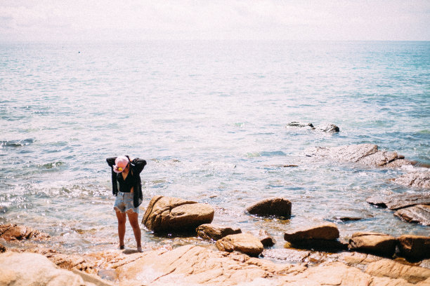 可爱的泰国女孩在海上图片下载