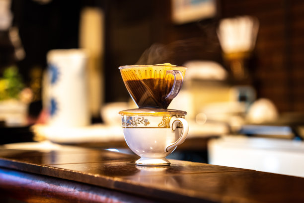 咖啡从古董杯子里端上来图片下载