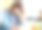 一个有思想的女人在做创造性的工作时喝了很多咖啡图片下载
