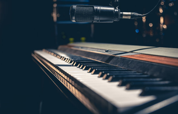 音乐键和麦克风在黑暗的背景下。图片下载