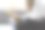 千禧一代的女性在明亮的客厅里放松地躺在沙发上看书。图片下载