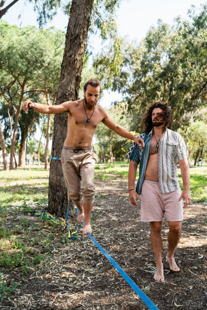 夏日里，两名男子在城市公园里滑滑梯图片下载