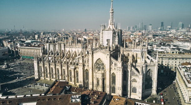 鸟瞰中央哥特式大教堂前的大教堂广场。白天的无人机视图的画廊和屋顶。飞越城市上空。城市里的人。米兰。意大利图片下载