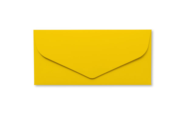 白色背景上封闭的黄色信封的孤立镜头图片下载