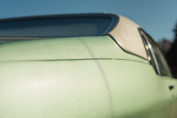 一辆老式美国肌肉车后面的细节镜头。图片下载