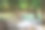 温泉温泉自然浴池被红黄树叶环绕。在秋叶中，瀑布落在许多树叶之间，在秋叶中树叶的颜色变化图片下载