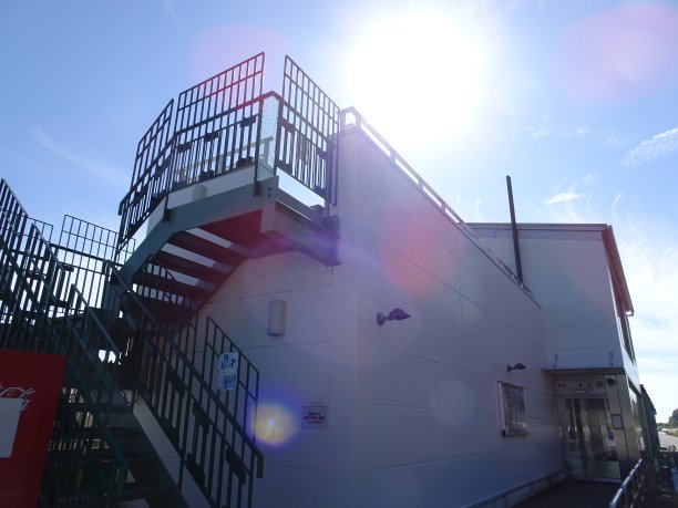 在静冈县富美高速公路下坡裕义停车场和彩色照明弹和鬼怪在背光下拍摄的日本照片图片下载