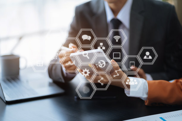 亚洲团队商务人员在会议上讨论业绩收入。与同事团队合作的商人。财务顾问与投资者分析数据。图片下载