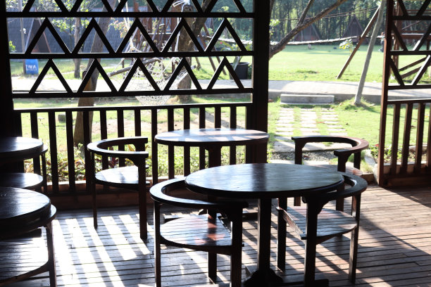 餐厅里的桌子和椅子图片下载