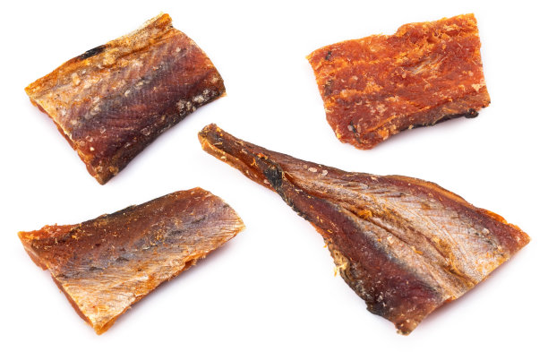 一块块清洗干净的干鱼被隔离在白色上。干胡椒鳕鱼。胡椒琥珀系列图片下载