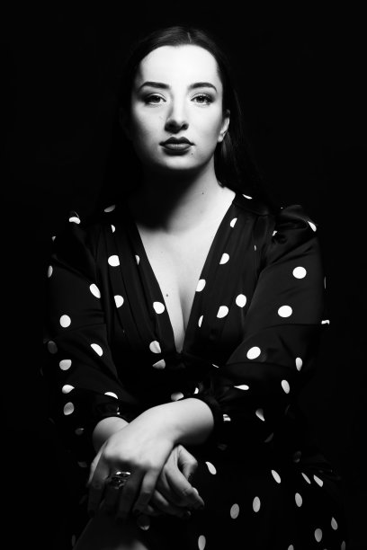 美丽的女人，长长的黑发黑白相间的画室肖像图片下载