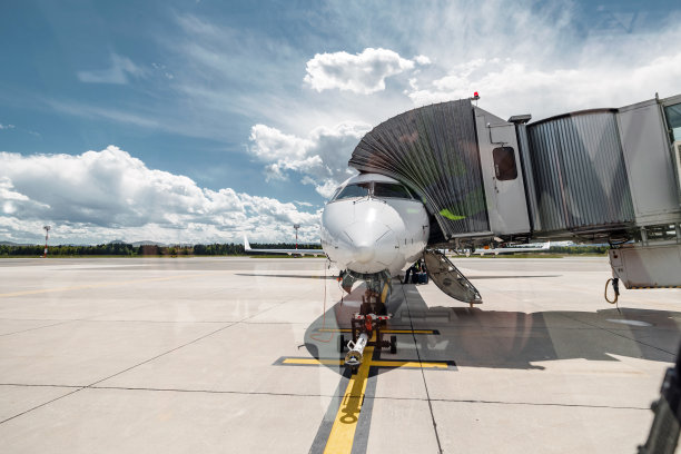 安装了乘客登机桥的商用飞机图片下载
