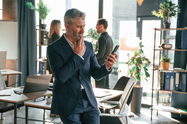 办公室里有三个人在忙。一群员工在一起工作图片下载