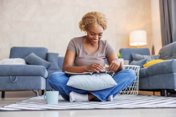 女人一边看杂志一边喝咖啡图片下载