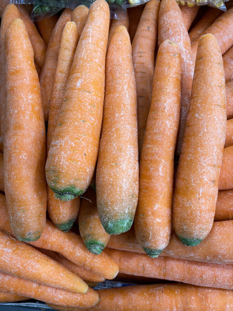 农产品市场货架上展示的橙色胡萝卜的全画幅图像(Daucus carota subsp。Sativus)，高视角图片下载