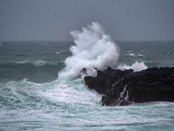岩石上的巨浪图片下载
