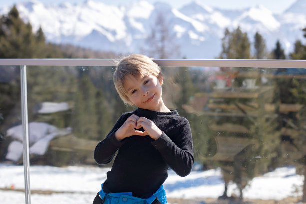 幸福的家庭，和孩子们一起享受滑雪假期，阳光明媚的天气图片下载