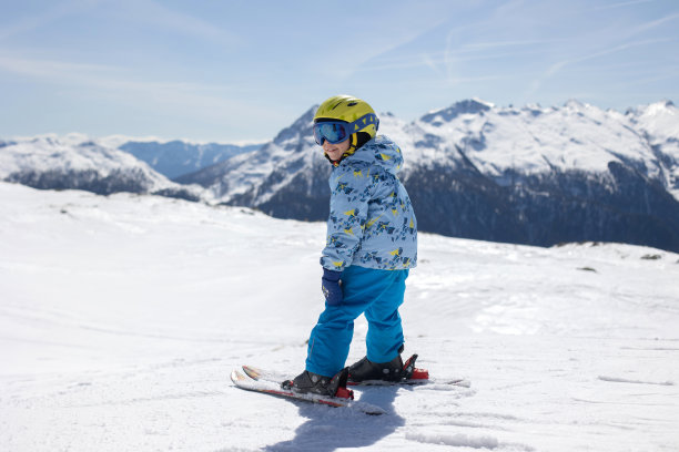 幸福的家庭，和孩子们一起享受滑雪假期，阳光明媚的天气图片下载