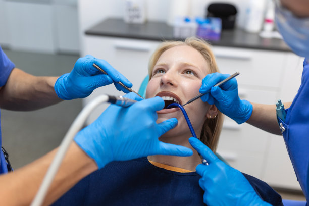 牙齿健康理念。在牙科诊所接受治疗的微笑女性嘴巴的裁剪照片图片下载