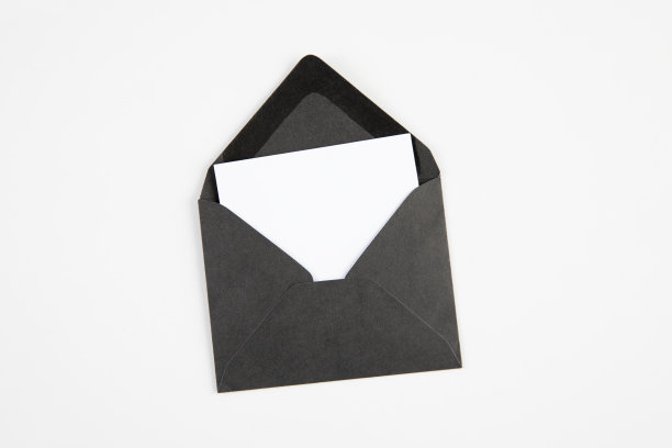 打开的黑色信封图片下载