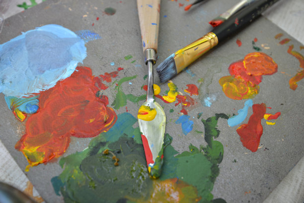 油漆刷排成一排。调色板在背景图片下载