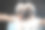两名年轻女子身穿白色t恤，头上裹着毛巾，脸上戴着化妆用的黑色粘土面具图片下载