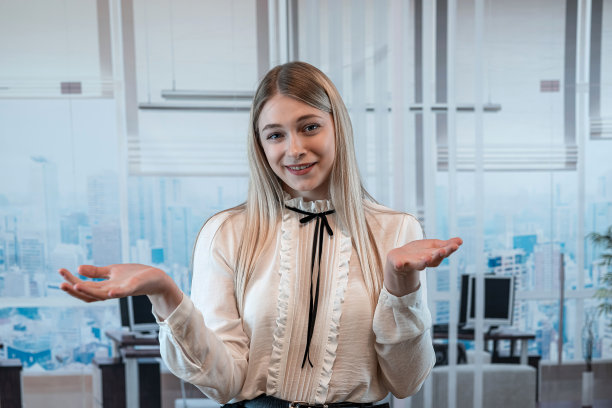 女老板站在办公室里，动情地解释未来的商业计划图片下载