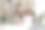 手里抱着男孩。带着小孩的医生正在柜子里工作图片下载