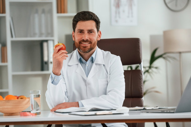 拿着一个苹果。穿着正装的医生正在柜子里工作图片下载
