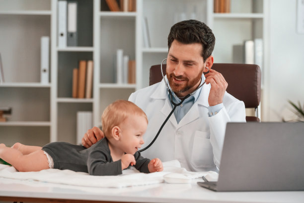 听诊器。带着小孩的医生正在柜子里工作图片下载