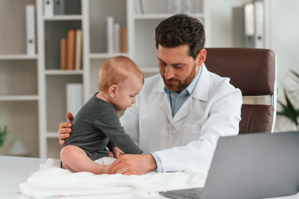 检查腿。带着小孩的医生正在柜子里工作图片下载