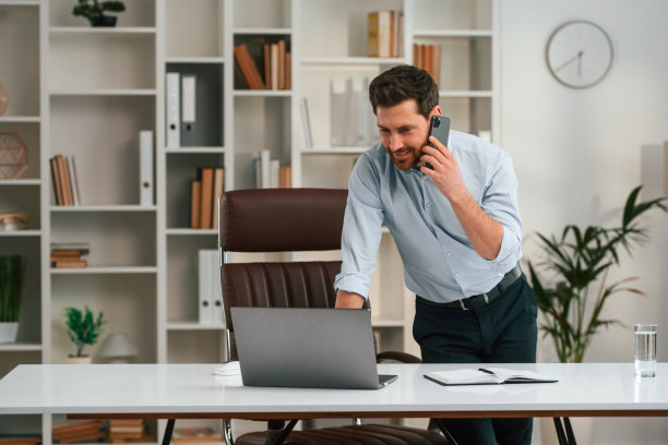 与电话。穿着正装的医生正在柜子里工作图片下载