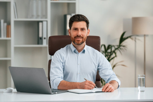 前视图。穿着正装的医生正在柜子里工作图片下载